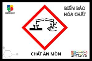 Biển báo hóa chất ăn mòn với ký hiệu chất ăn mòn, cảnh báo nguy cơ gây bỏng da, ăn mòn kim loại trong nhà máy