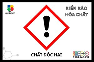 Biển báo hóa chất độc hại với ký hiệu dấu chấm than, cảnh báo hóa chất gây kích ứng, nguy hiểm cho sức khỏe trong nhà máy