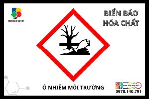 Biển báo hóa chất ô nhiễm môi trường với ký hiệu cảnh báo hóa chất gây hại cho môi trường và sinh thái trong nhà máy