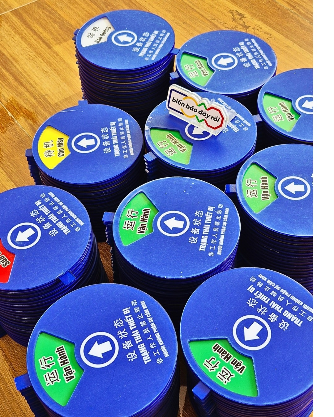 Biển trạng thái thiết bị nhà máy