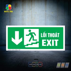 Biển lối thoát EXIT bên cầu thang xuống